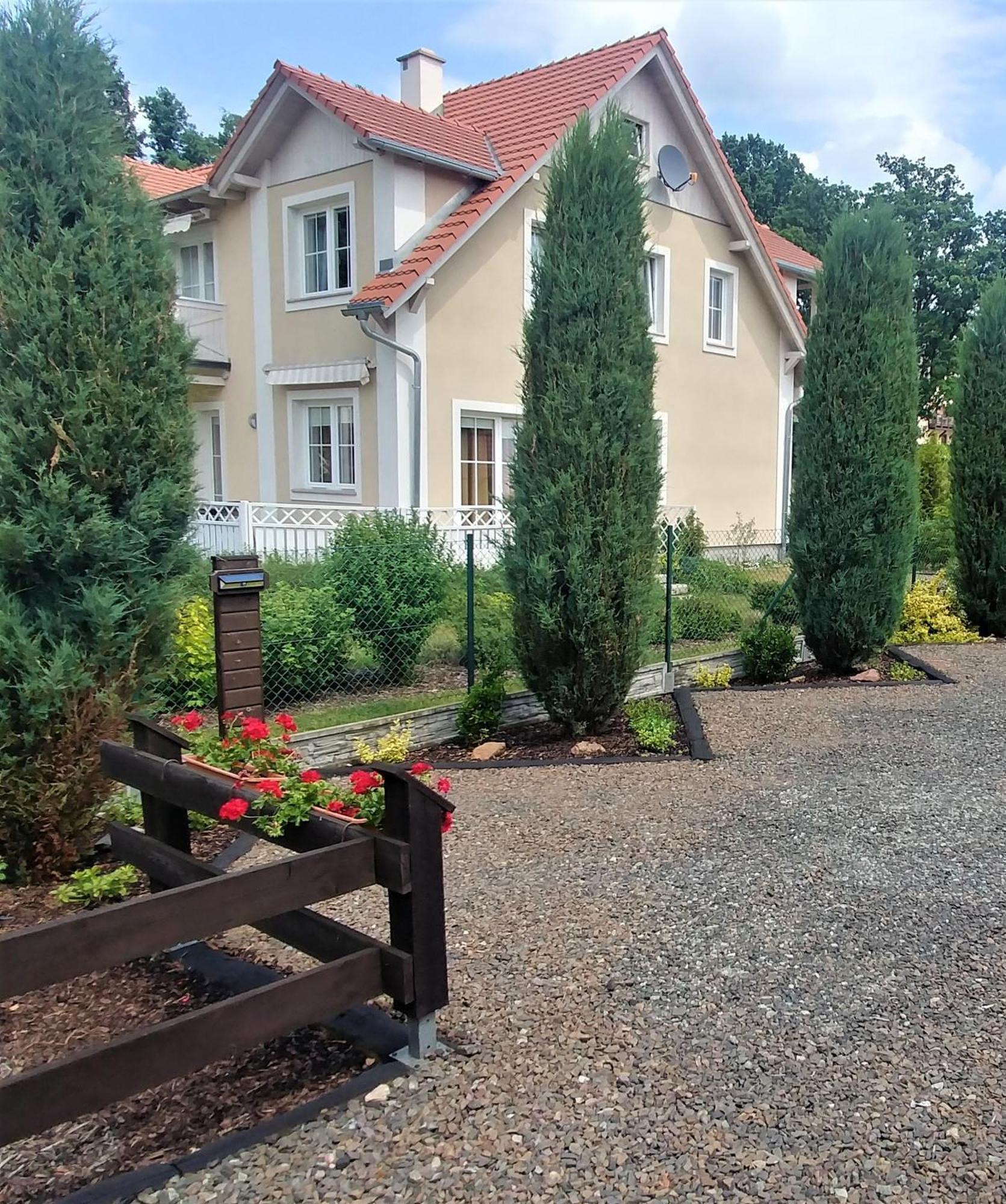 Willa Axla Z Weranda Ogrodem I Parkingiem Bad Kudowa Exterior foto